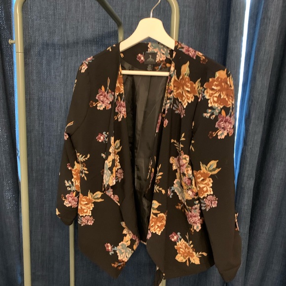 Blazer - Picture 4 of 4